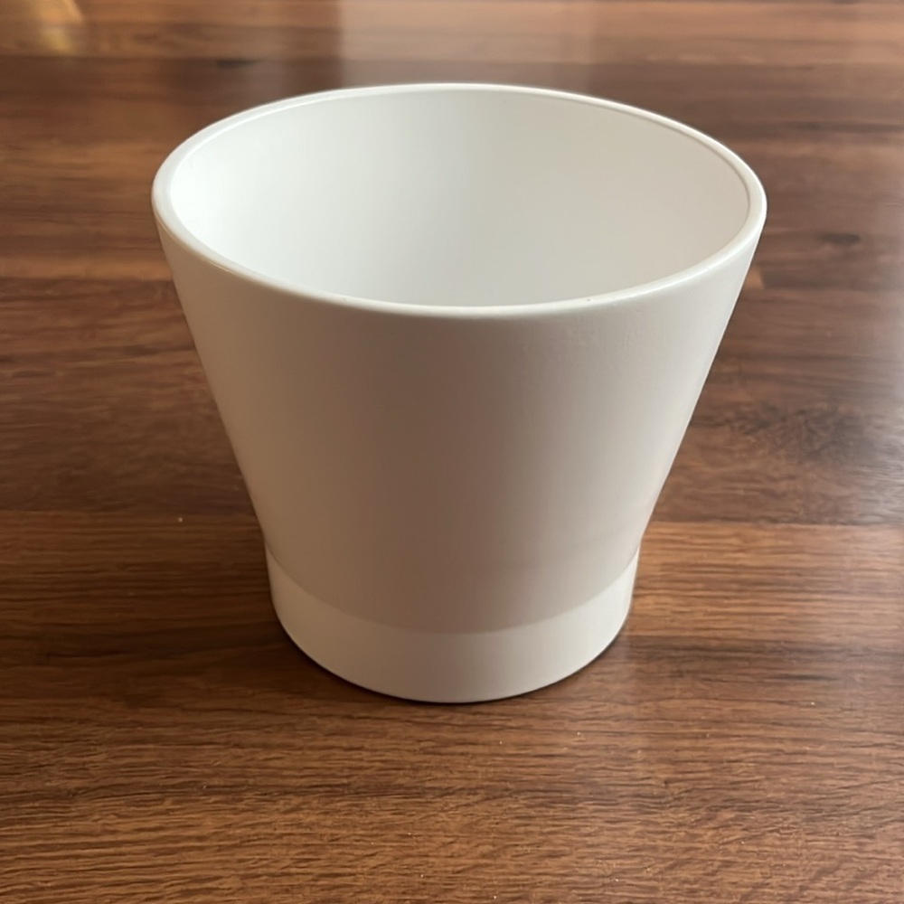 NWT White Ceramic Planter (Papaja 2101)
